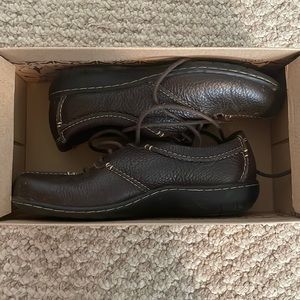 5️⃣ Clark’s brown lace up shoes
